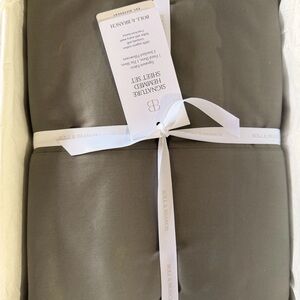Boll & Branch Signature Hemmed Sheet Set in Charcoal